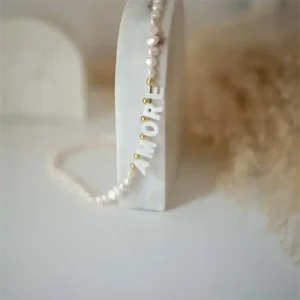 Amore Necklace - Ferskvandsperle choker halskæde med bogstaver